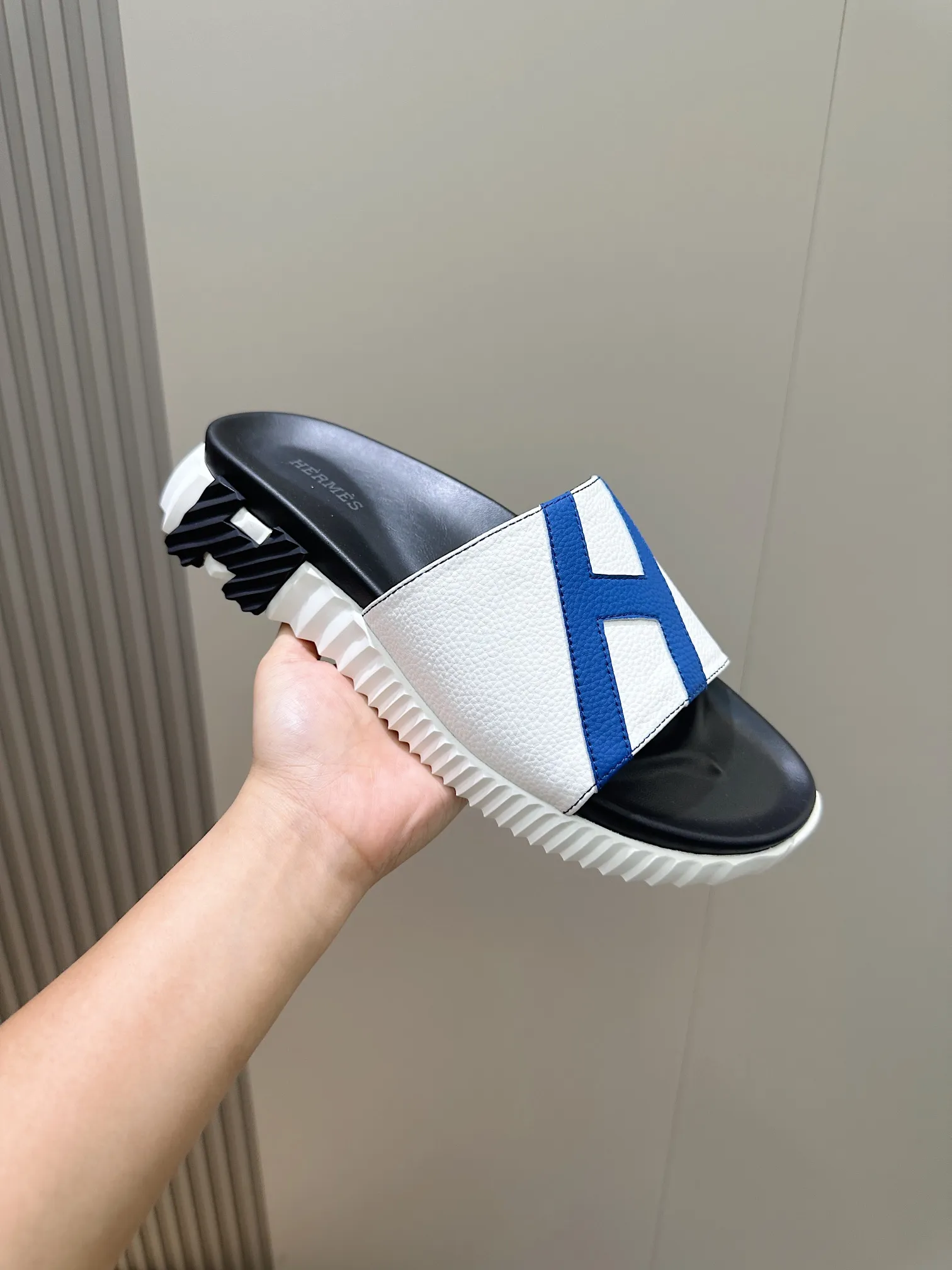 [HERMÈS] Top men's shoes 💰: 340💰 Size: 39-44 (38.45 46 custom-made) Herme*H Home Hermès Men's Sandals and Slippers - Original Replica Purchase the original version and make it one to one, the outsole is privately modeled, and the outsole color corresponding to each color is the same as the original version. Come to those who know the stuff 💪 The ultra-light soles are designed in contrasting colors, and they feel so comfortable on your feet! Calfskin, cowhide feet, private mold outsole.